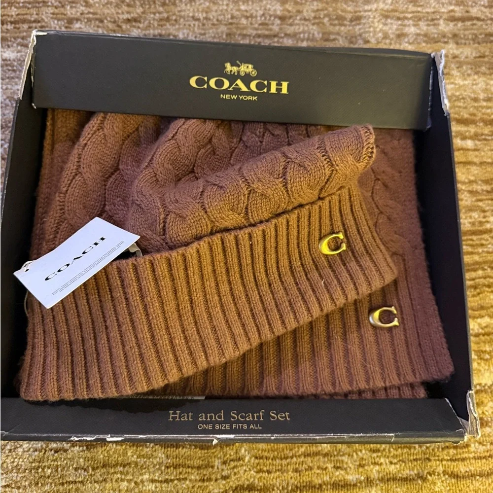 $225 Coach Cable‎ Knit Beanie & Scarf Unisex Gift Set – Dark Camel DAMAGED BOX